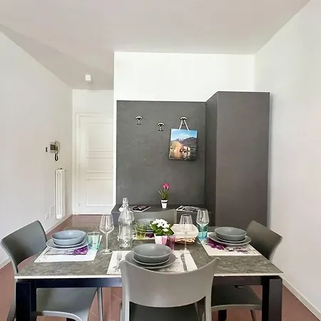 Front 2-bedroom Flat - 6 Persons