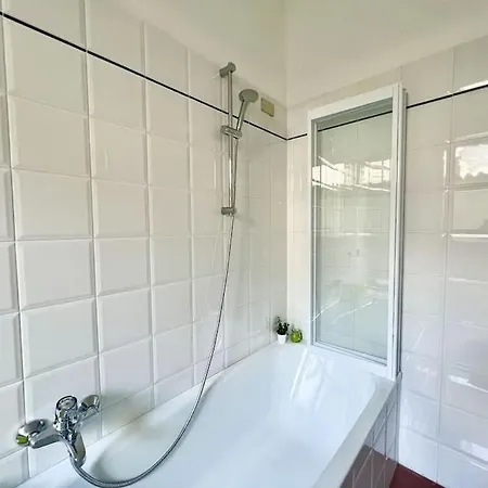 Front 2-bedroom Flat - 6 Persons *