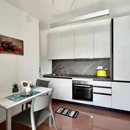 Front 2-bedroom Flat - 6 Persons Appartement Domaso