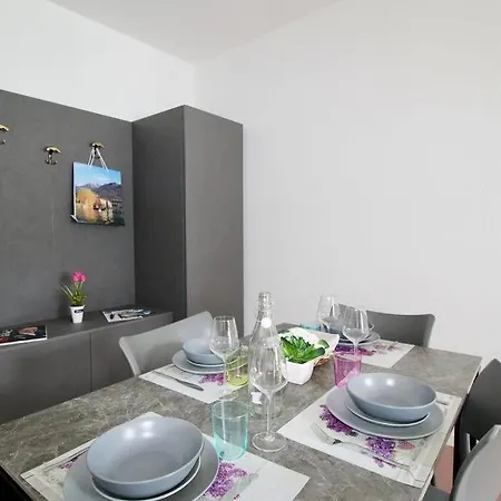 Front 2-bedroom Flat - 6 Persons *